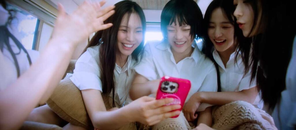 뉴진스-버블검-뮤직비디오-디지털-it-기기-5종류-파나소닉-애플-아이폰-15-프로-2023