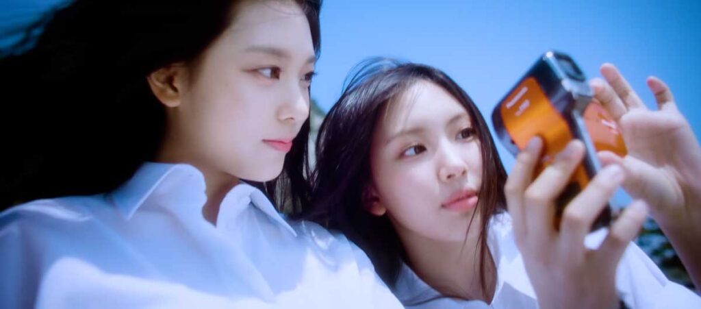 뉴진스-버블검-뮤직비디오-디지털-it-기기-5종류-파나소닉-HX-WA10-방수-캠코더-2011